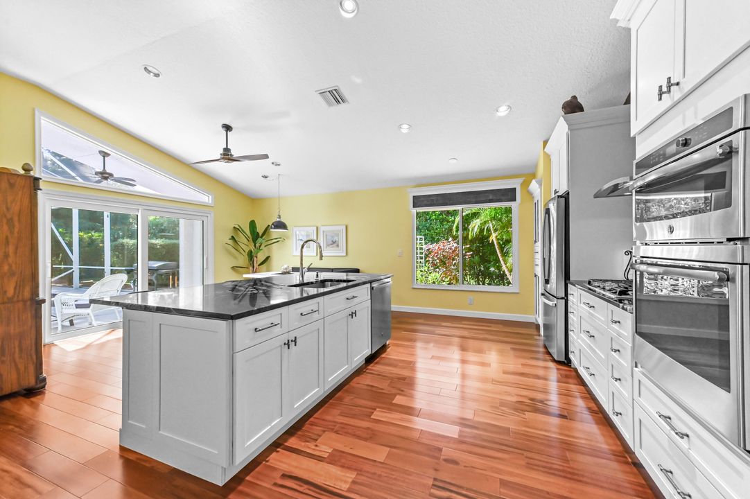 Под контрактом: $749,900 (3 спален, 2 ванн, 1996 Квадратных фут)