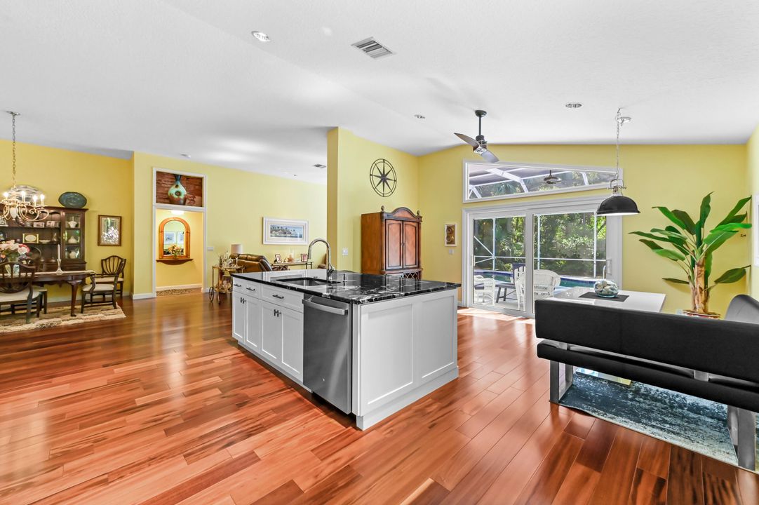 Под контрактом: $749,900 (3 спален, 2 ванн, 1996 Квадратных фут)