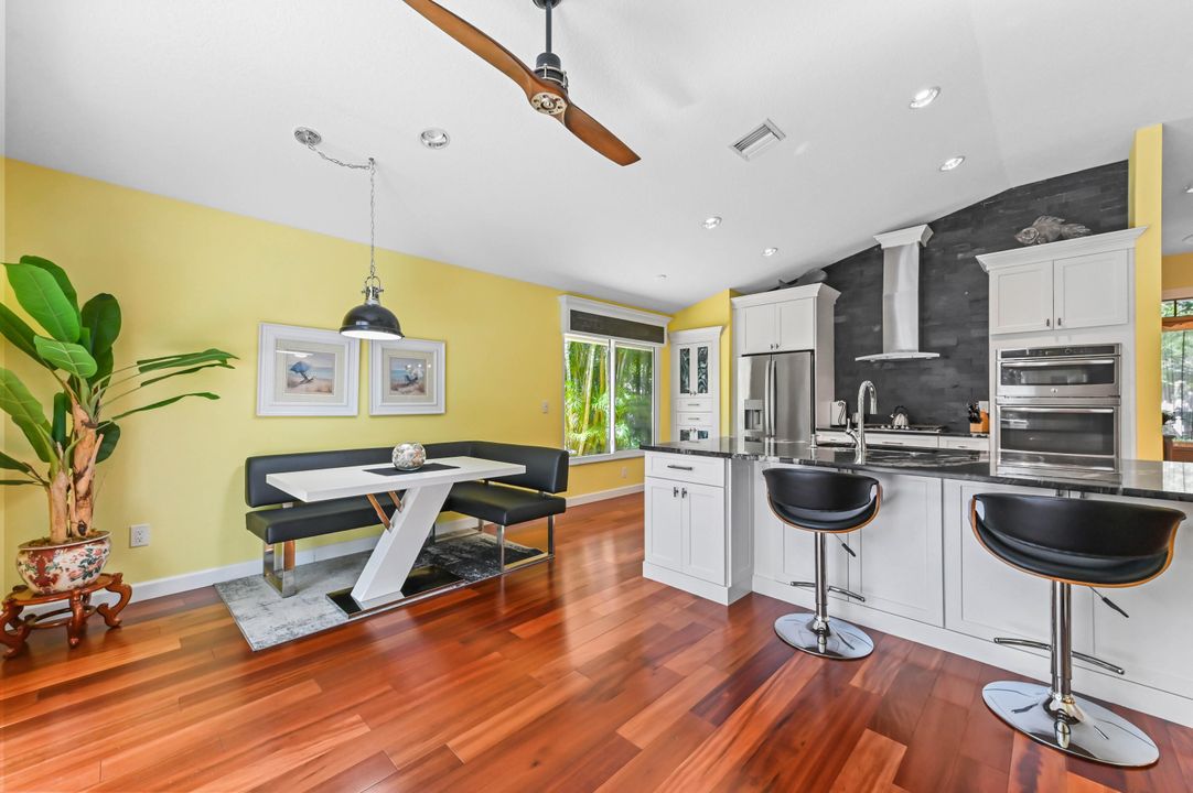 Под контрактом: $749,900 (3 спален, 2 ванн, 1996 Квадратных фут)