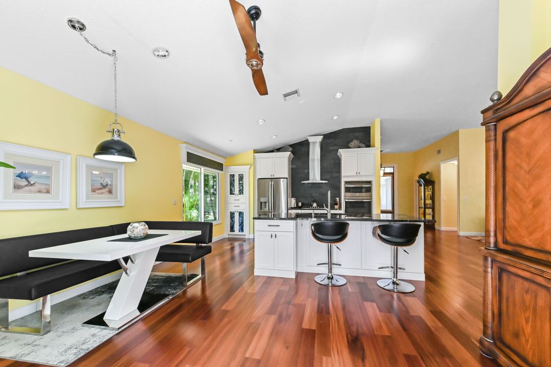 Под контрактом: $749,900 (3 спален, 2 ванн, 1996 Квадратных фут)