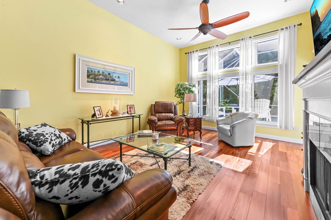 Под контрактом: $749,900 (3 спален, 2 ванн, 1996 Квадратных фут)