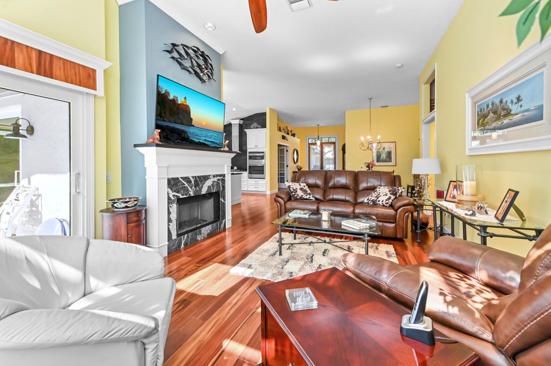 Под контрактом: $749,900 (3 спален, 2 ванн, 1996 Квадратных фут)