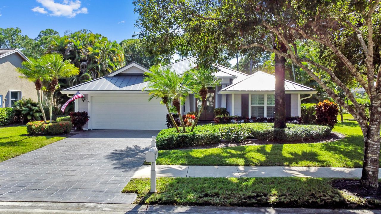 Под контрактом: $749,900 (3 спален, 2 ванн, 1996 Квадратных фут)