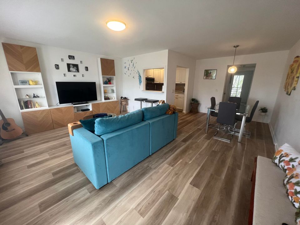 待售: $109,900 (1 贝兹, 1 浴室, 720 平方英尺)