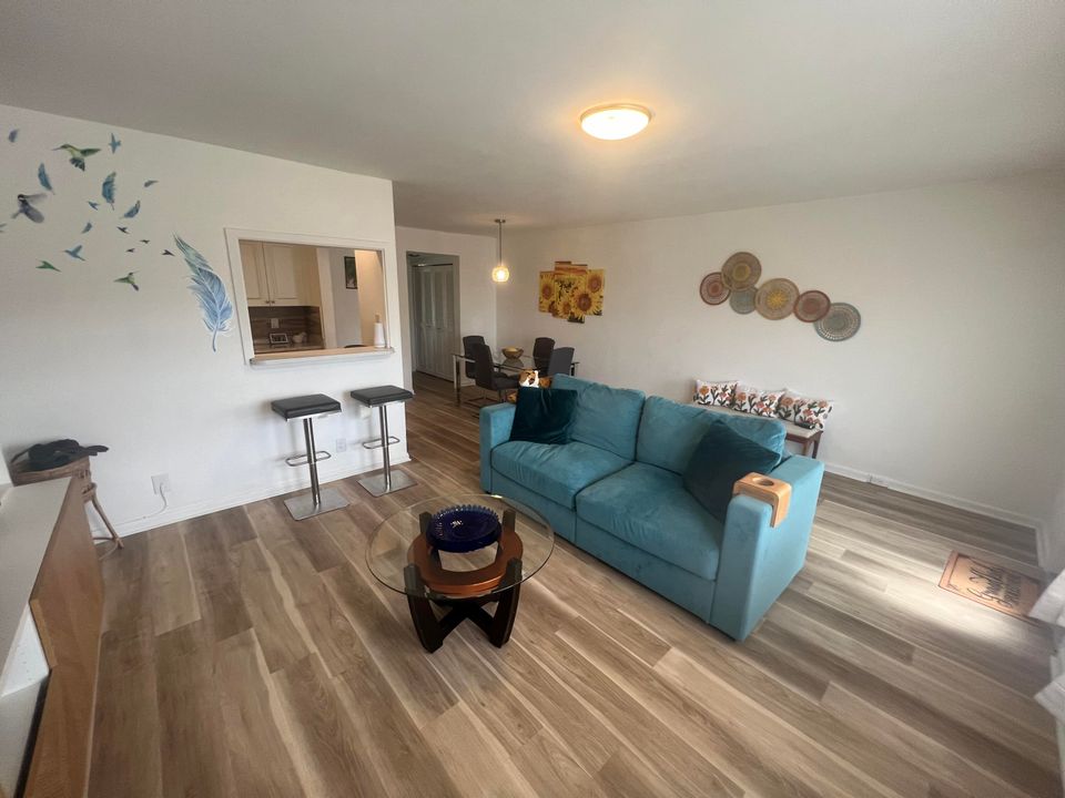 待售: $109,900 (1 贝兹, 1 浴室, 720 平方英尺)