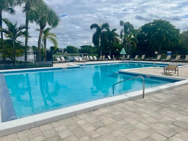 Active With Contract: $239,000 (1 beds, 1 baths, 731 Square Feet)