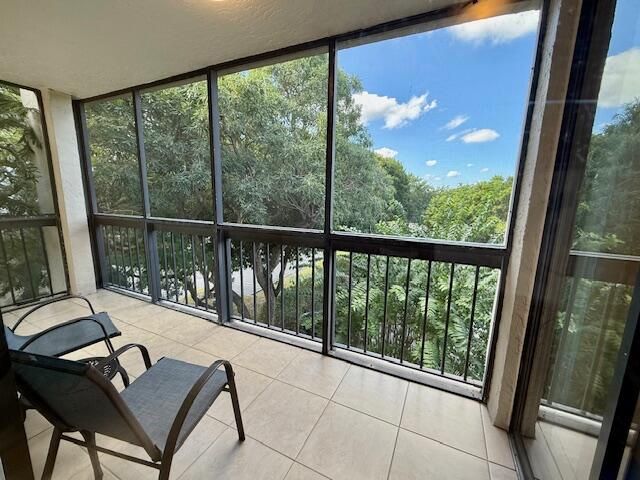 Active With Contract: $239,000 (1 beds, 1 baths, 731 Square Feet)