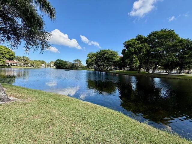 Active With Contract: $239,000 (1 beds, 1 baths, 731 Square Feet)