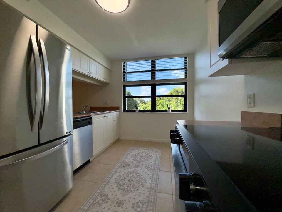 Active With Contract: $239,000 (1 beds, 1 baths, 731 Square Feet)