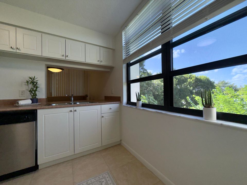 Active With Contract: $239,000 (1 beds, 1 baths, 731 Square Feet)