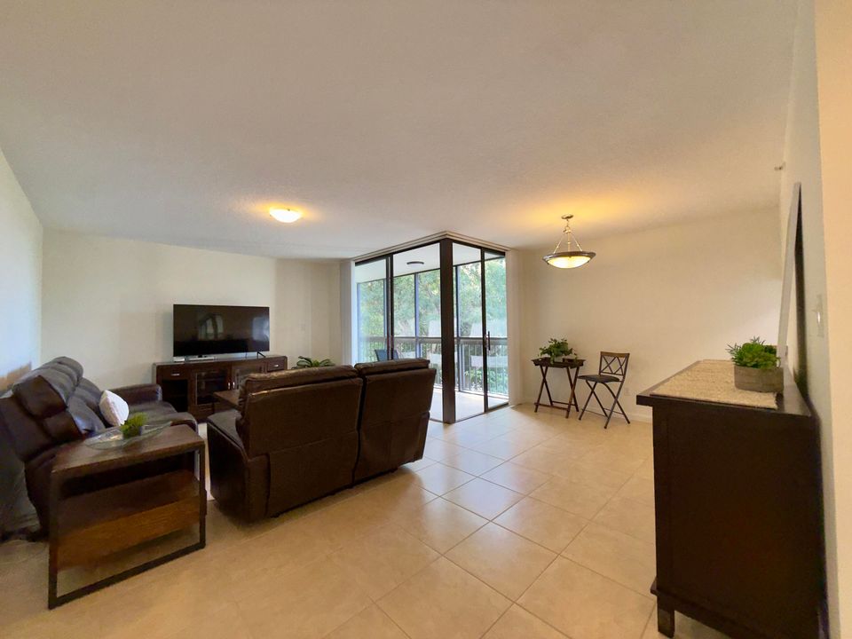 Active With Contract: $239,000 (1 beds, 1 baths, 731 Square Feet)
