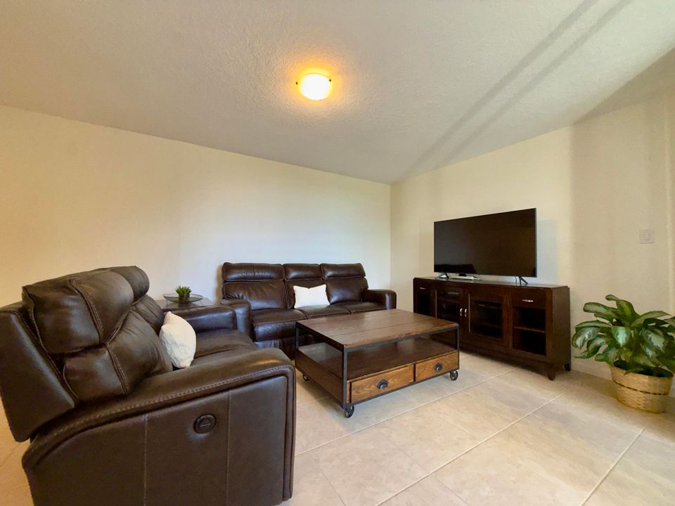 Active With Contract: $239,000 (1 beds, 1 baths, 731 Square Feet)