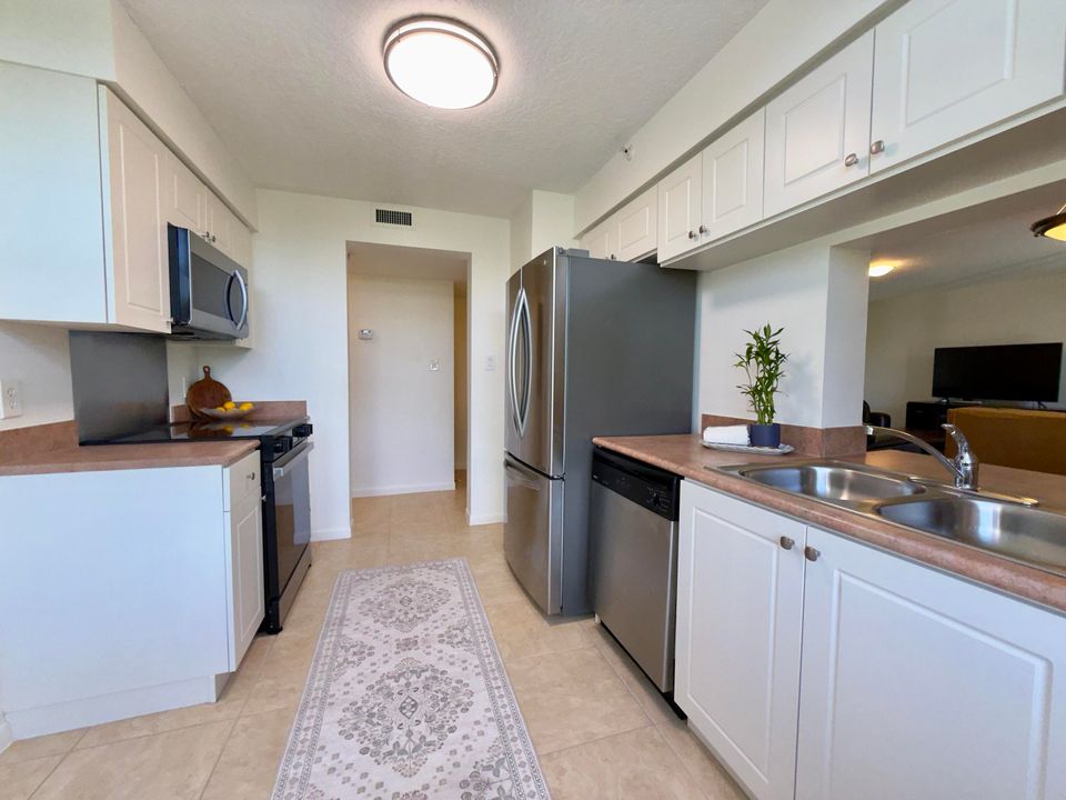 Active With Contract: $239,000 (1 beds, 1 baths, 731 Square Feet)