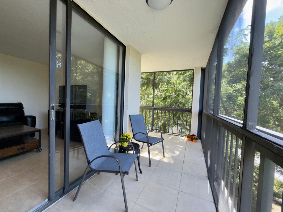 Active With Contract: $239,000 (1 beds, 1 baths, 731 Square Feet)