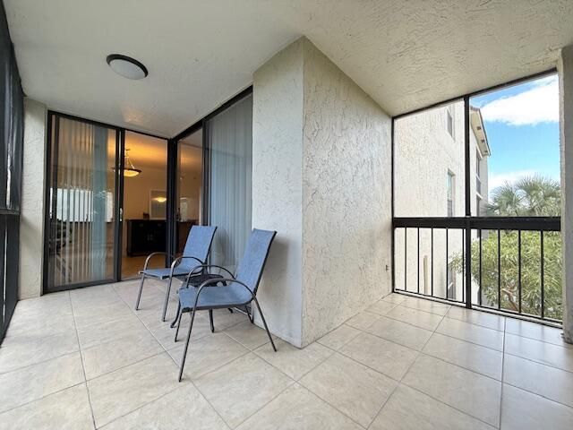 Active With Contract: $239,000 (1 beds, 1 baths, 731 Square Feet)