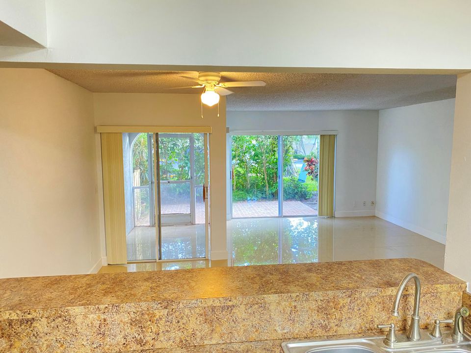 На продажу: $350,000 (2 спален, 2 ванн, 1142 Квадратных фут)