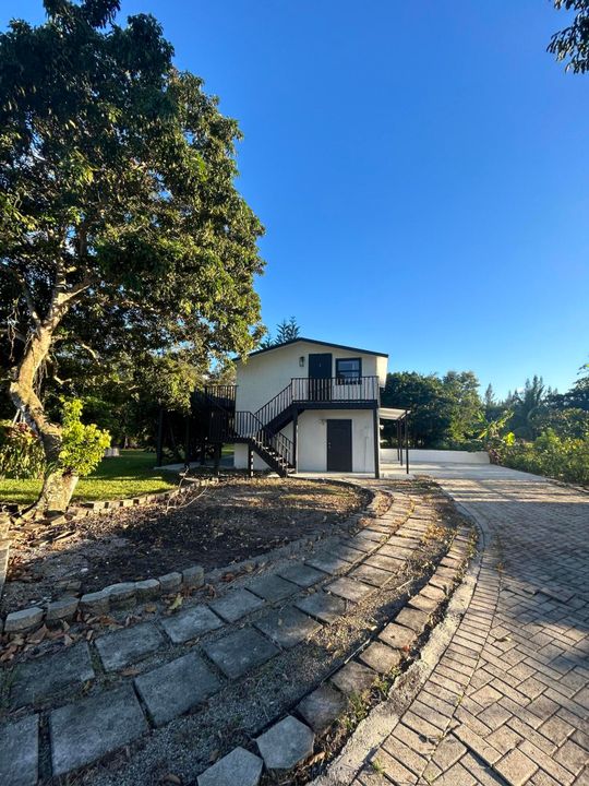 合同活跃: $1,750 (1 贝兹, 1 浴室, 3205 平方英尺)