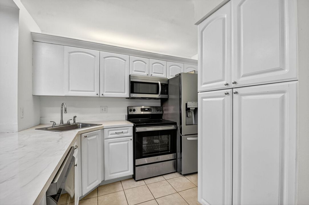 For Sale: $225,000 (2 beds, 2 baths, 1064 Square Feet)