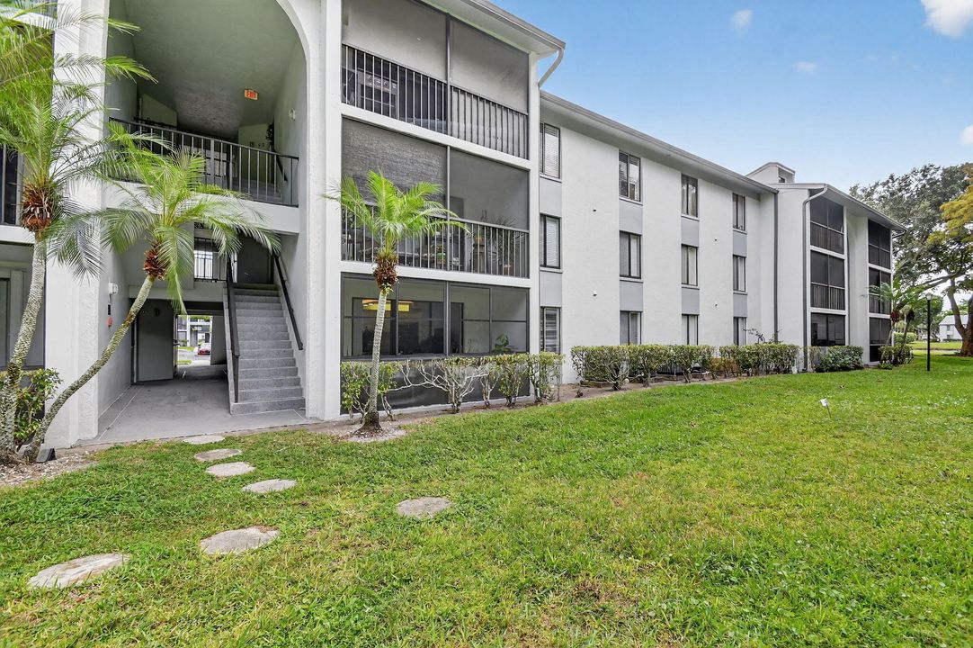 For Sale: $225,000 (2 beds, 2 baths, 1064 Square Feet)