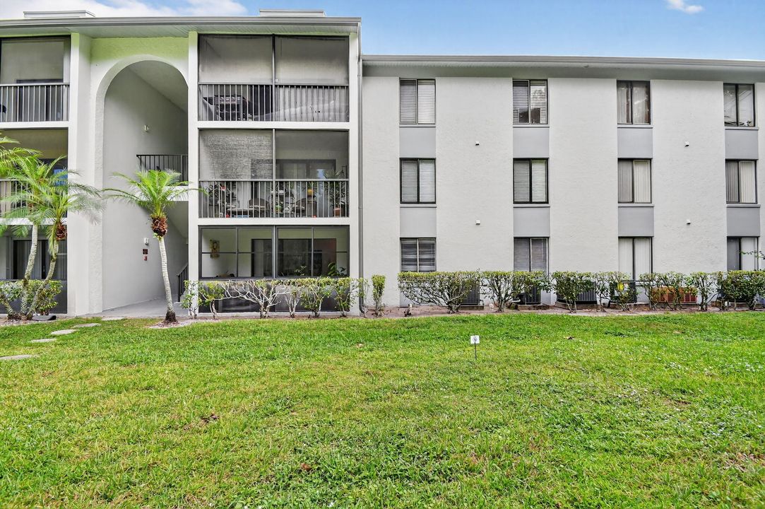 For Sale: $225,000 (2 beds, 2 baths, 1064 Square Feet)