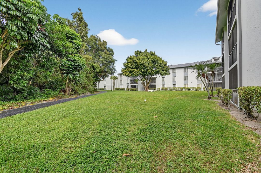 For Sale: $225,000 (2 beds, 2 baths, 1064 Square Feet)