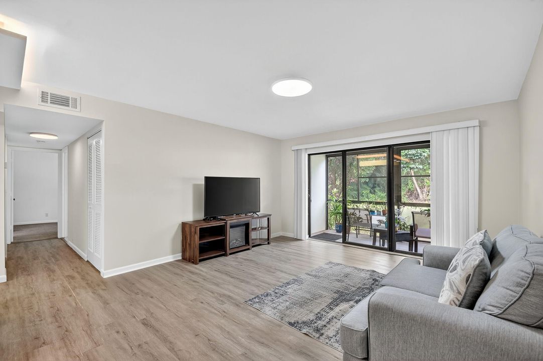 For Sale: $225,000 (2 beds, 2 baths, 1064 Square Feet)