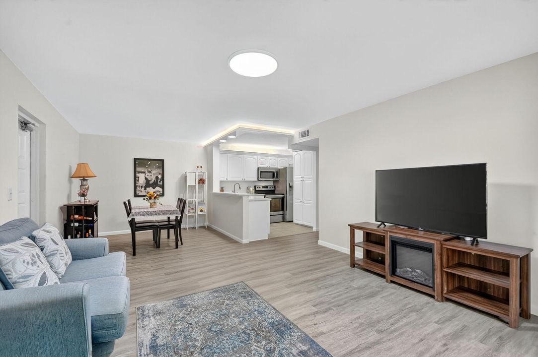 For Sale: $225,000 (2 beds, 2 baths, 1064 Square Feet)