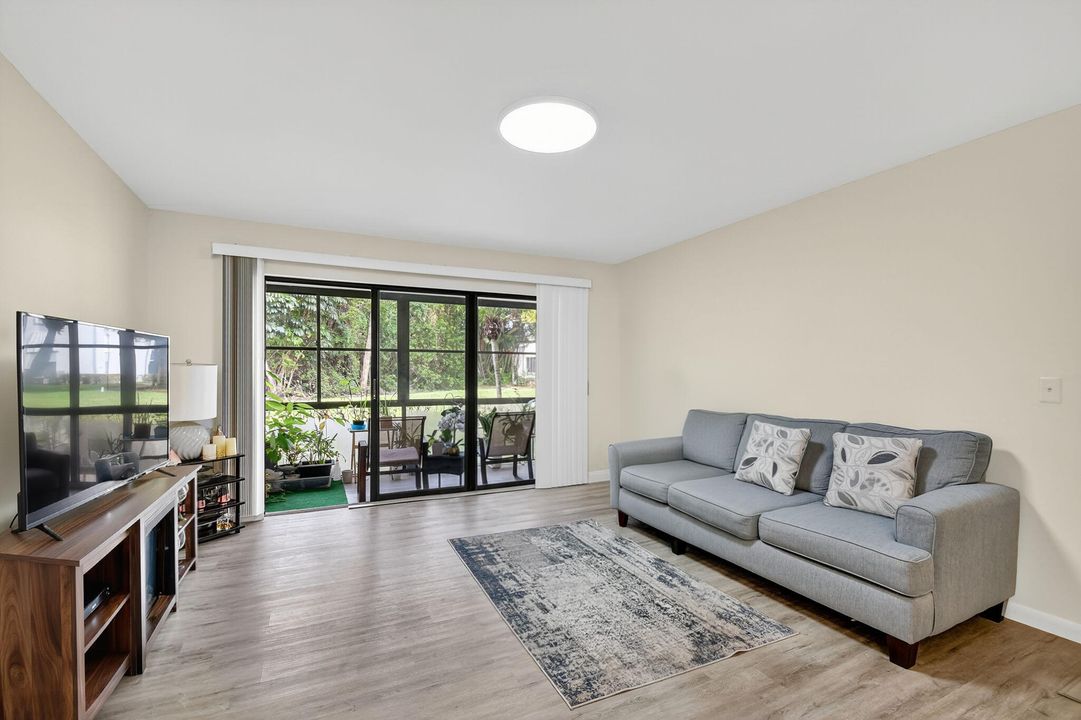 For Sale: $225,000 (2 beds, 2 baths, 1064 Square Feet)