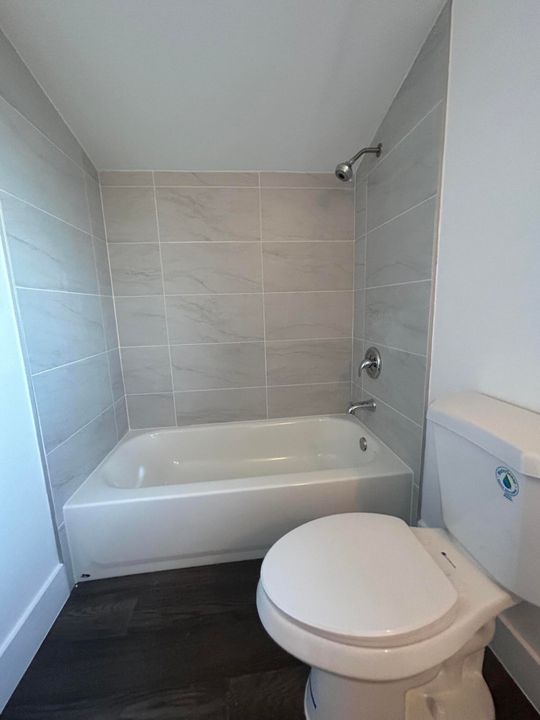 合同活跃: $1,750 (1 贝兹, 1 浴室, 3205 平方英尺)