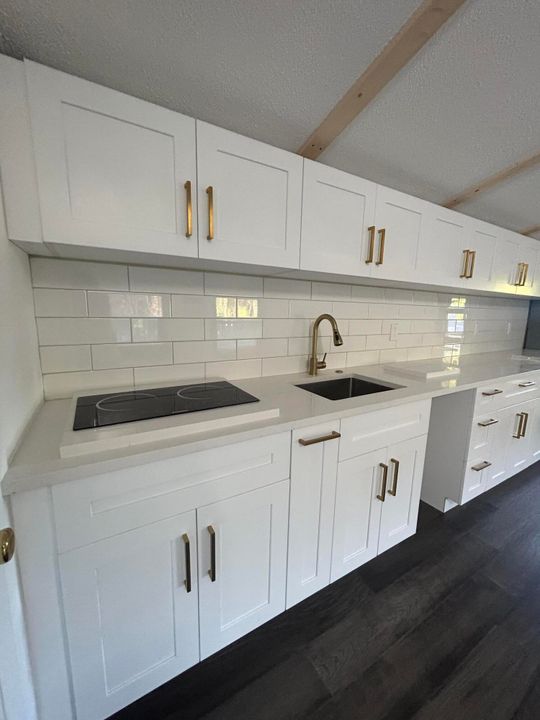 合同活跃: $1,750 (1 贝兹, 1 浴室, 3205 平方英尺)