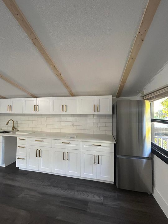 合同活跃: $1,750 (1 贝兹, 1 浴室, 3205 平方英尺)