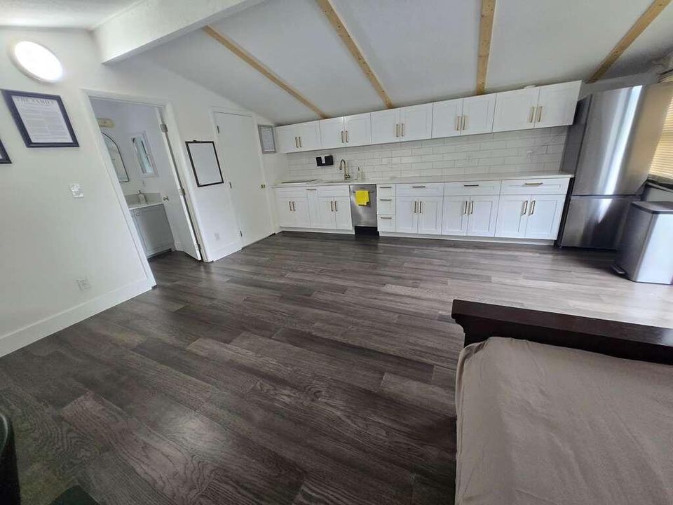 合同活跃: $1,750 (1 贝兹, 1 浴室, 3205 平方英尺)