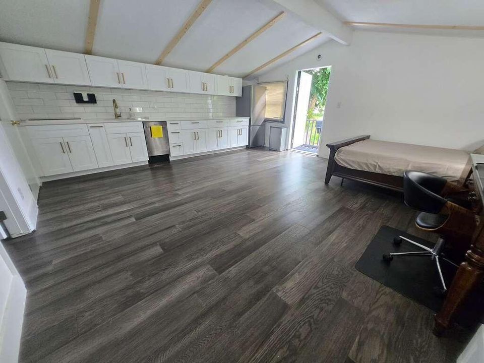 合同活跃: $1,750 (1 贝兹, 1 浴室, 3205 平方英尺)