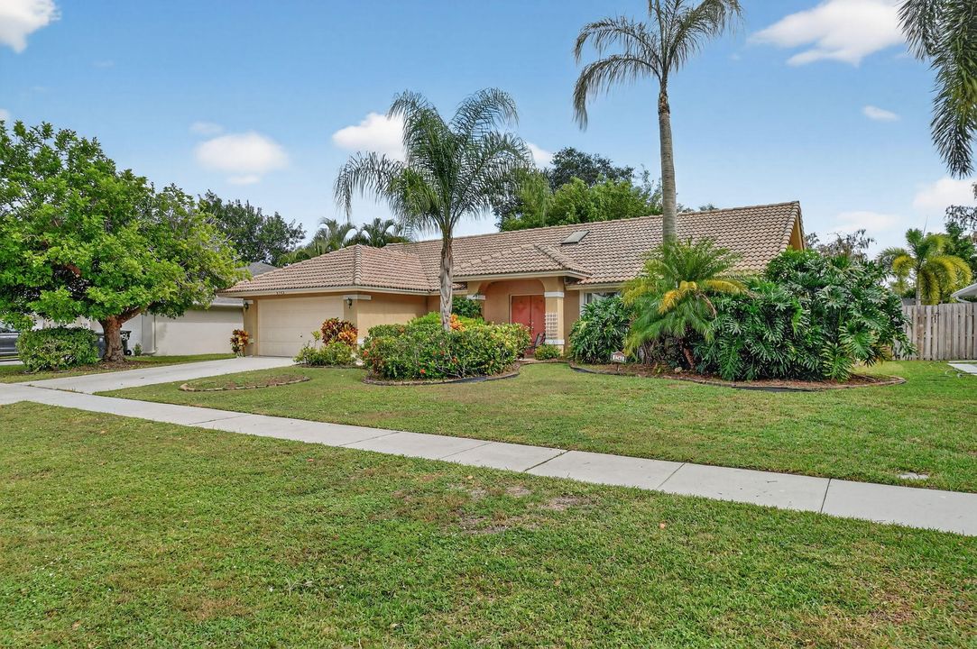 Под контрактом: $579,900 (4 спален, 2 ванн, 2149 Квадратных фут)