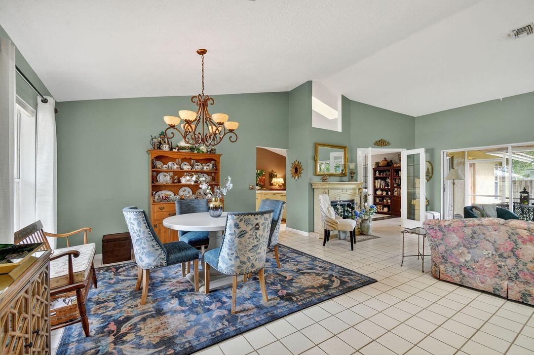 Под контрактом: $579,900 (4 спален, 2 ванн, 2149 Квадратных фут)