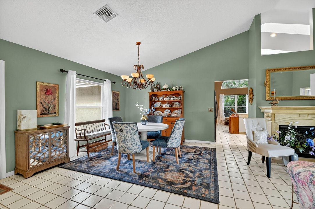 Под контрактом: $579,900 (4 спален, 2 ванн, 2149 Квадратных фут)