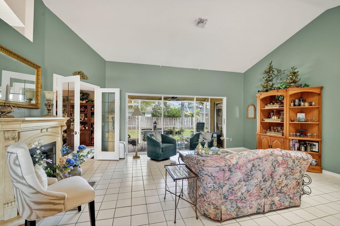 Под контрактом: $579,900 (4 спален, 2 ванн, 2149 Квадратных фут)