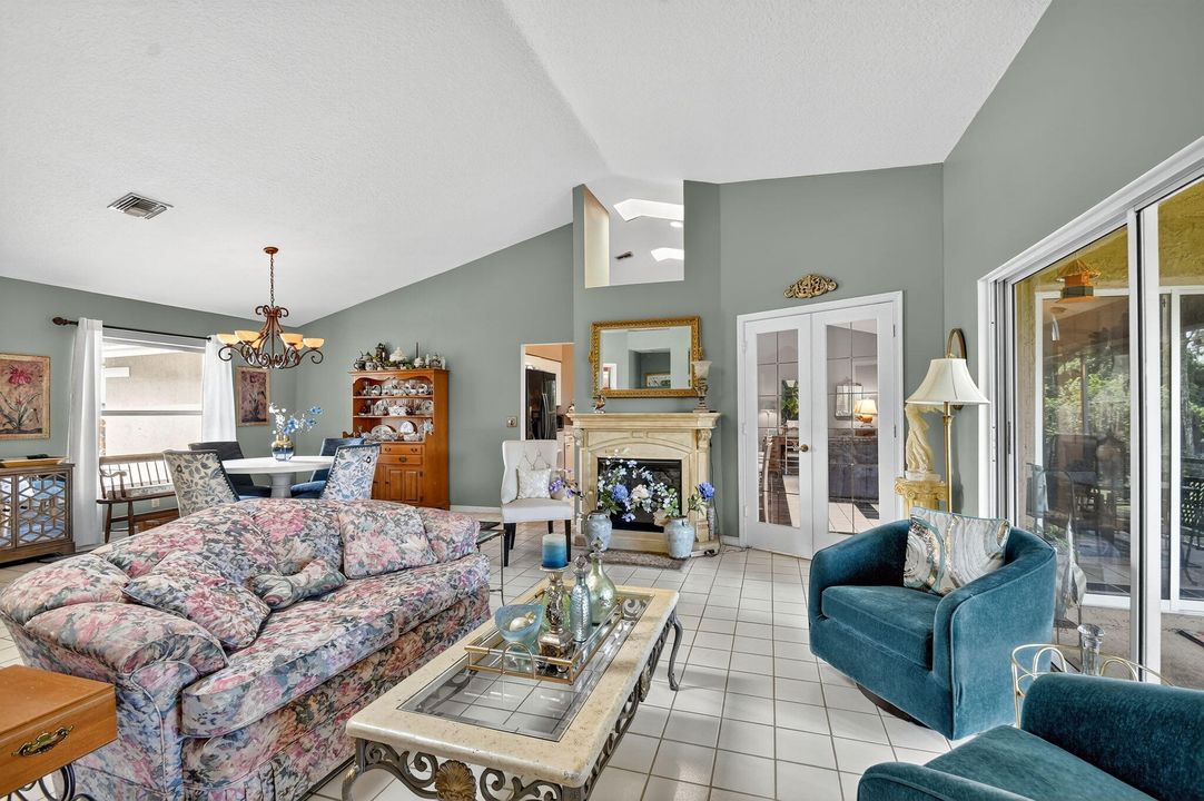 Под контрактом: $579,900 (4 спален, 2 ванн, 2149 Квадратных фут)