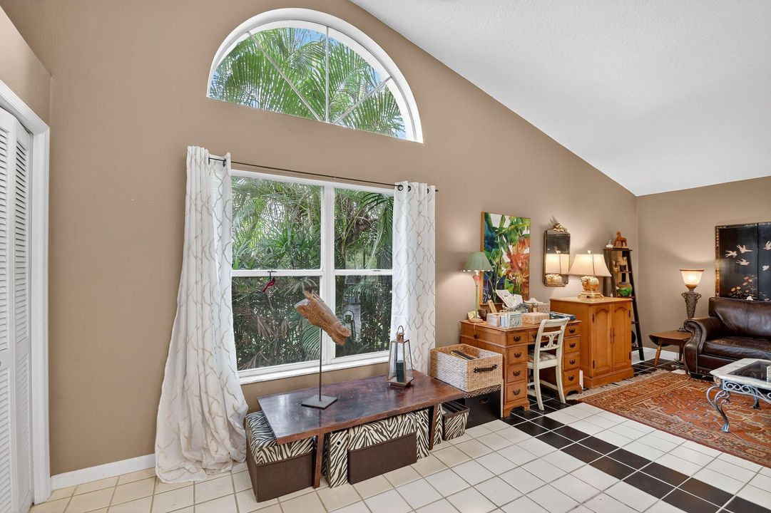 Под контрактом: $579,900 (4 спален, 2 ванн, 2149 Квадратных фут)