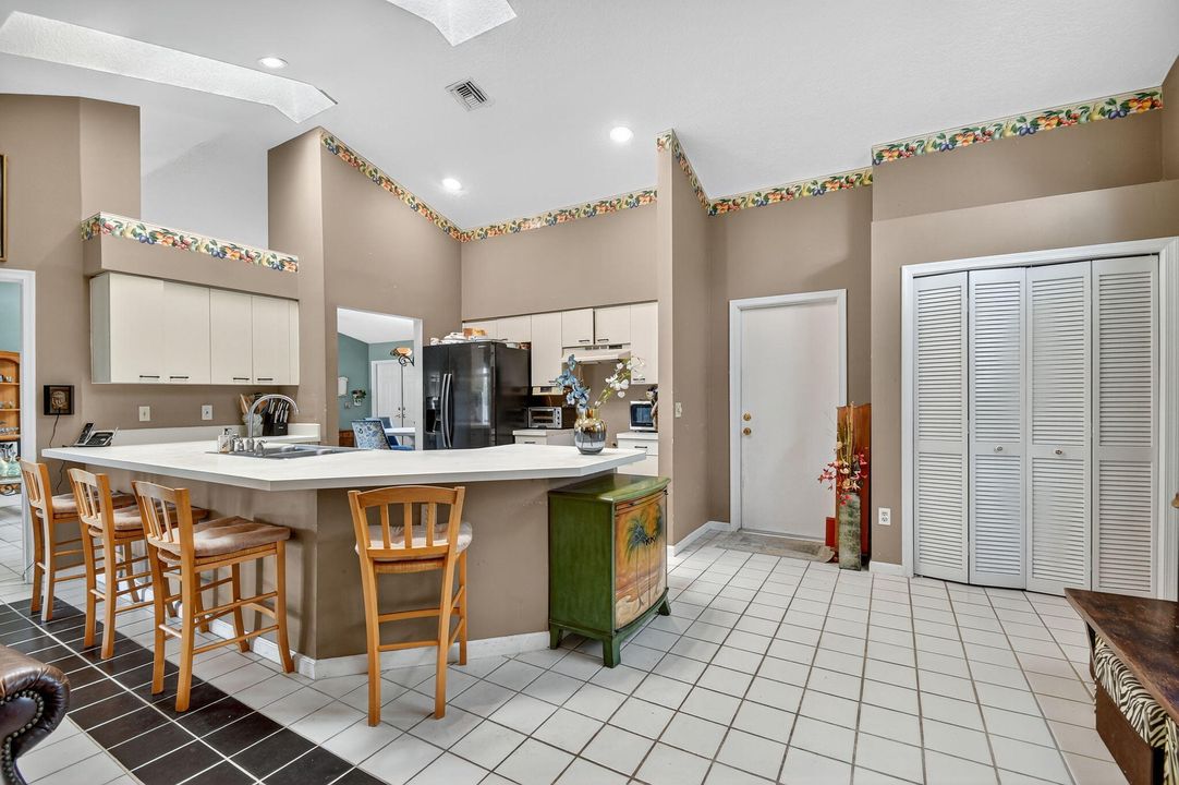 Под контрактом: $579,900 (4 спален, 2 ванн, 2149 Квадратных фут)