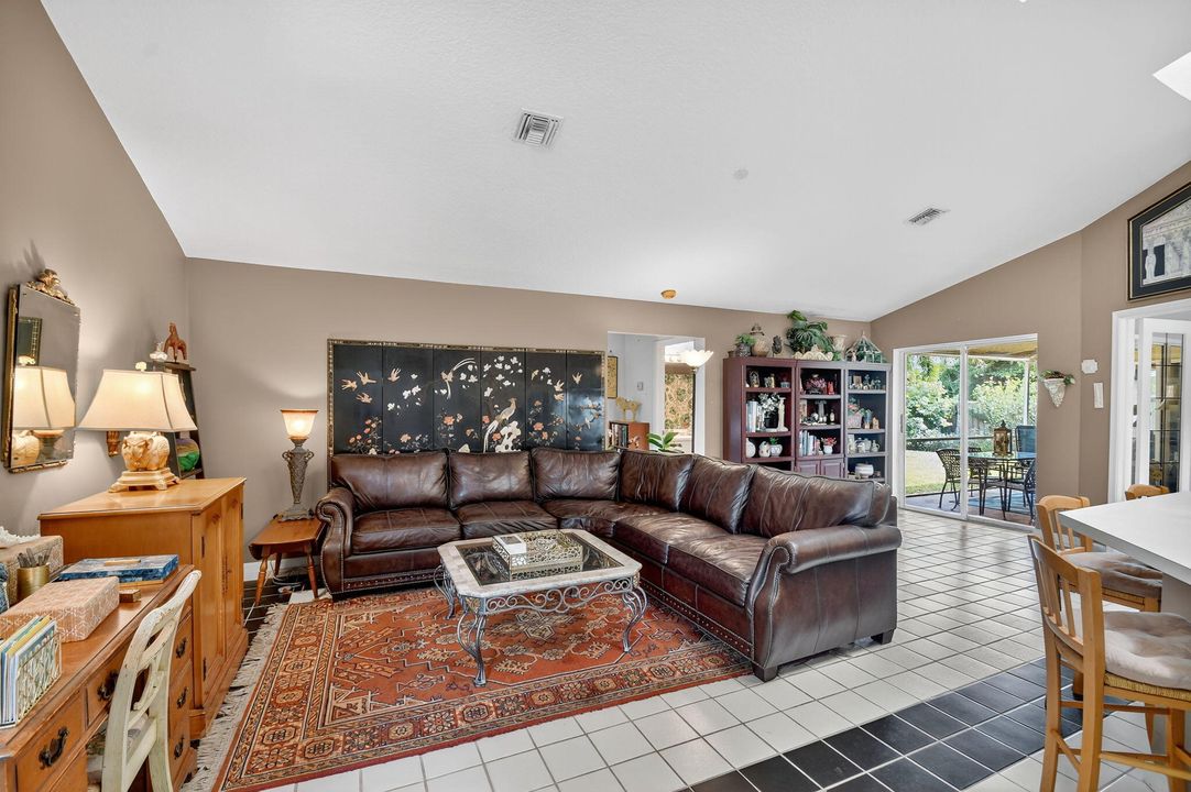 Под контрактом: $579,900 (4 спален, 2 ванн, 2149 Квадратных фут)