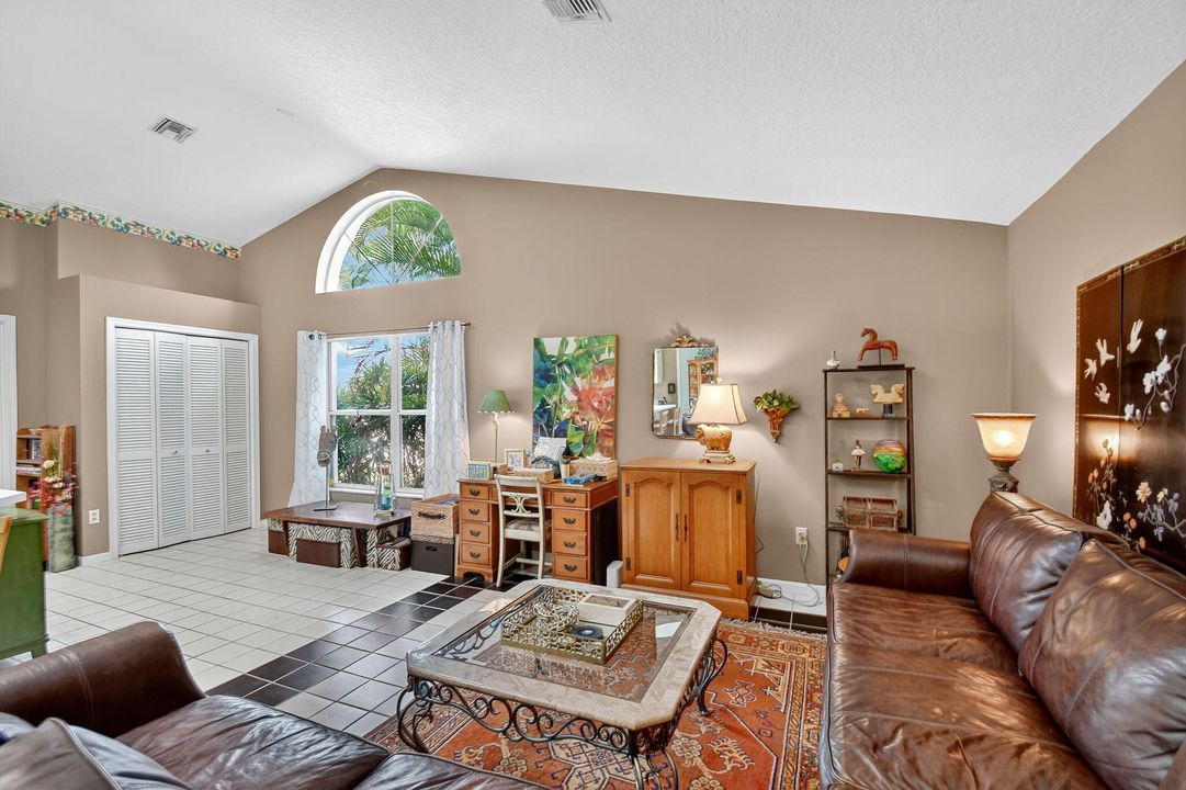 Под контрактом: $579,900 (4 спален, 2 ванн, 2149 Квадратных фут)