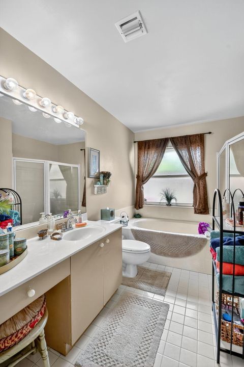 Под контрактом: $579,900 (4 спален, 2 ванн, 2149 Квадратных фут)