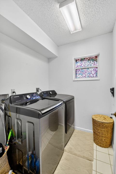 Под контрактом: $579,900 (4 спален, 2 ванн, 2149 Квадратных фут)