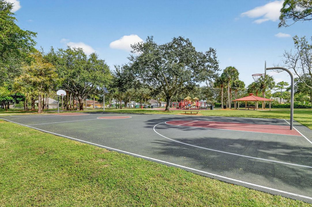 Под контрактом: $579,900 (4 спален, 2 ванн, 2149 Квадратных фут)