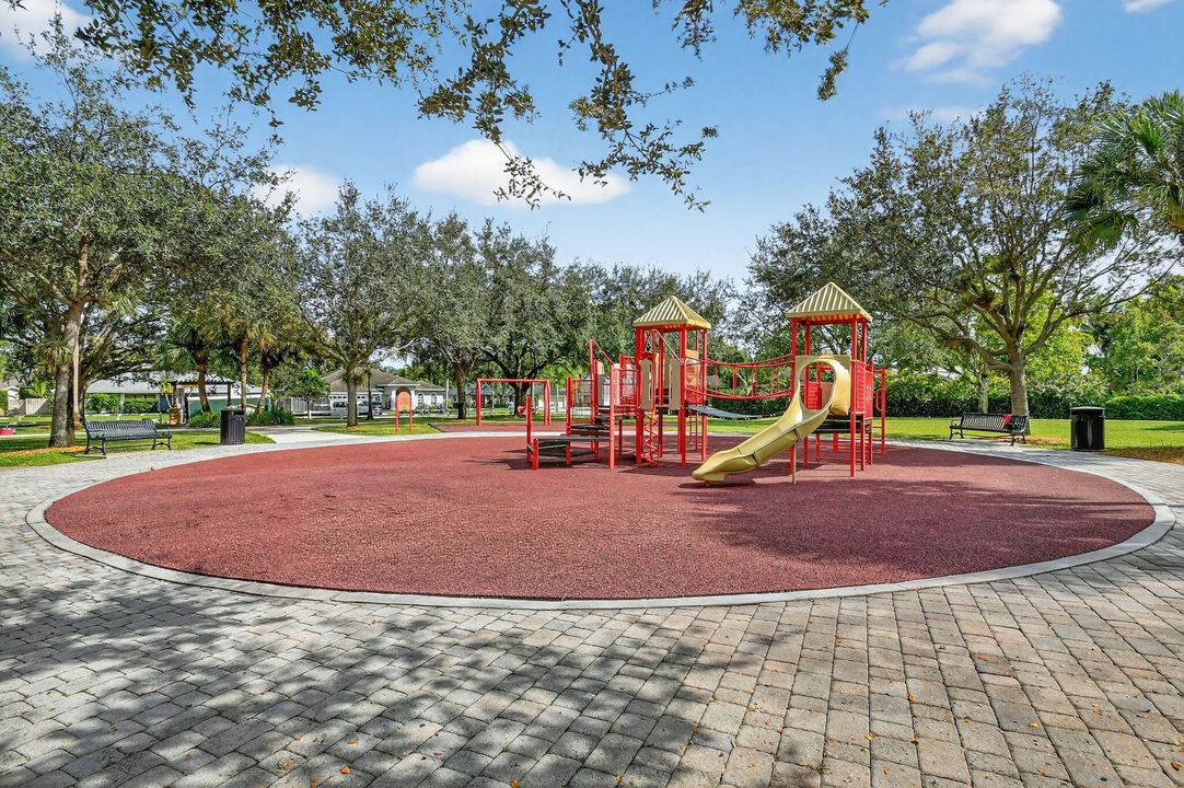 Под контрактом: $579,900 (4 спален, 2 ванн, 2149 Квадратных фут)