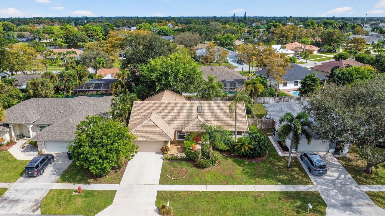 Под контрактом: $579,900 (4 спален, 2 ванн, 2149 Квадратных фут)