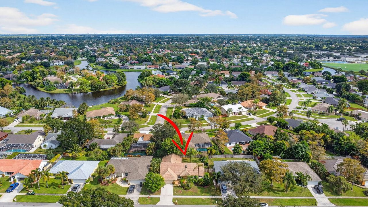 Под контрактом: $579,900 (4 спален, 2 ванн, 2149 Квадратных фут)