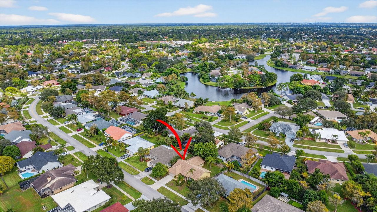 Под контрактом: $579,900 (4 спален, 2 ванн, 2149 Квадратных фут)