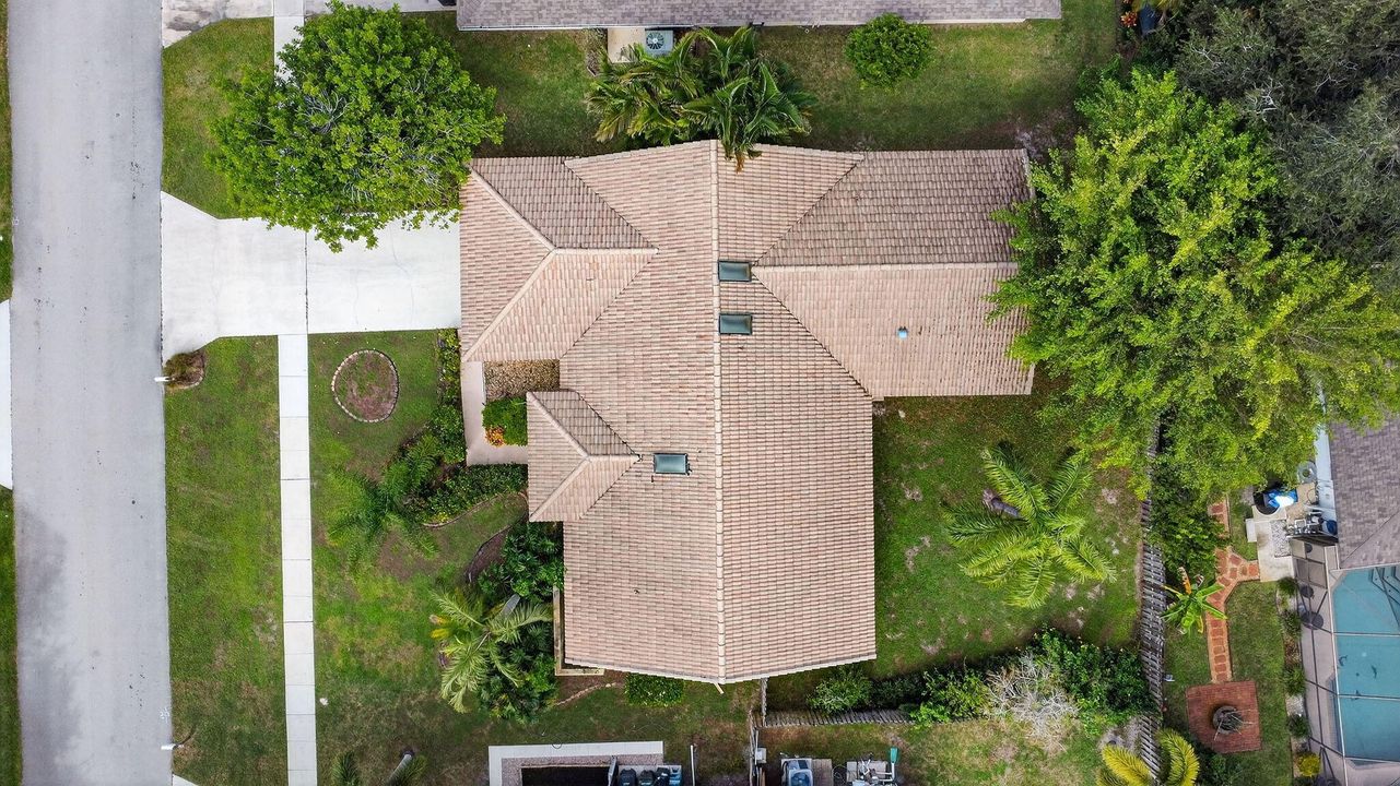 Под контрактом: $579,900 (4 спален, 2 ванн, 2149 Квадратных фут)